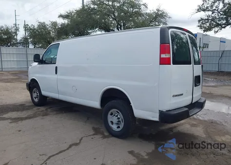 2018 Chevrolet Express 2500 Work Van z USA, uszkodzony, nr VIN 1GCWGAFP5J1260308